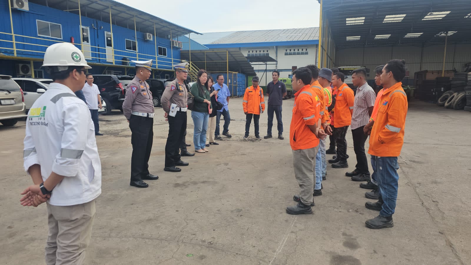 Satlantas Polresta Barelang Berikan Sosialisasi SOP Keselamatan Berlalu Lintas serta Himbauan Kepada Supir Trailer dan Managemen PT. Truckindo