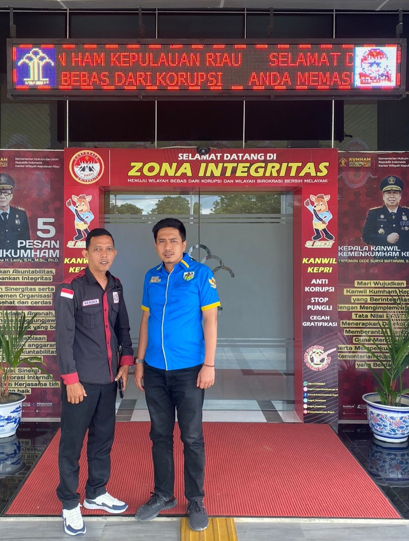 Ketua Komite Nasional Pemuda Indonesia (KNPI) DPD II Kota Tanjungpinang 'Dimas Prayoga' bersama Ketua DPP Persatuan Pemuda Bentan 'Hendra' mendatangi Kantor Wilayah (Kanwil) Kemenkumham Kepri, (F/ potensi.news).