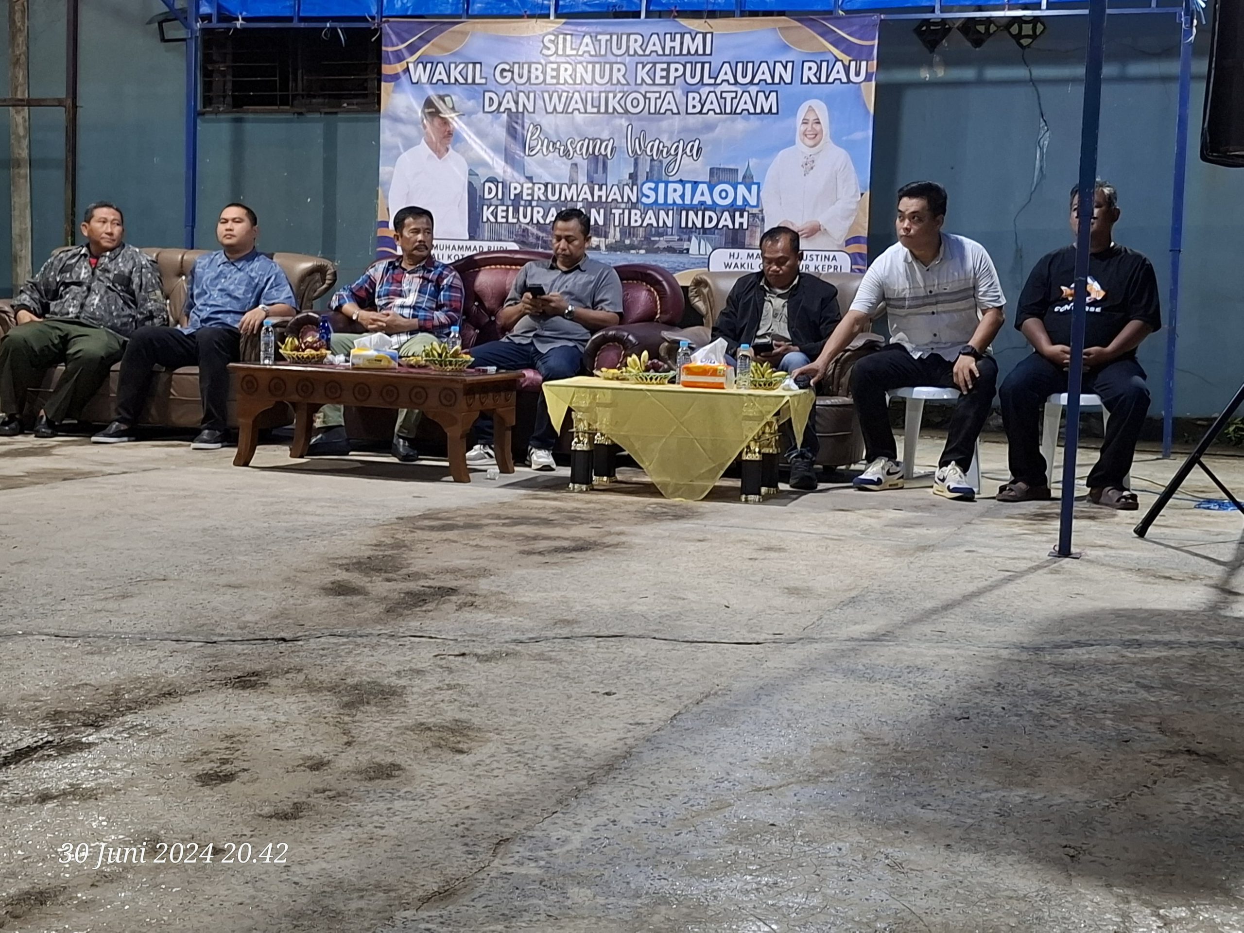 Camat Kecamatan Sekupang, Kota Batam, Kamarul Azmi ikut serta dalam kegiatan kampanye Bakal Calon Gubernur Muhammad Rudi di area Fasilitas Umum (Fasum) Perumahan Sireon Regency , RT 02 – RW 11 Kelurahan Tiban Indah, Kecamatan Sekupang, Kota Batam, Minggu, 30/6/2024 (F/potensi.news).