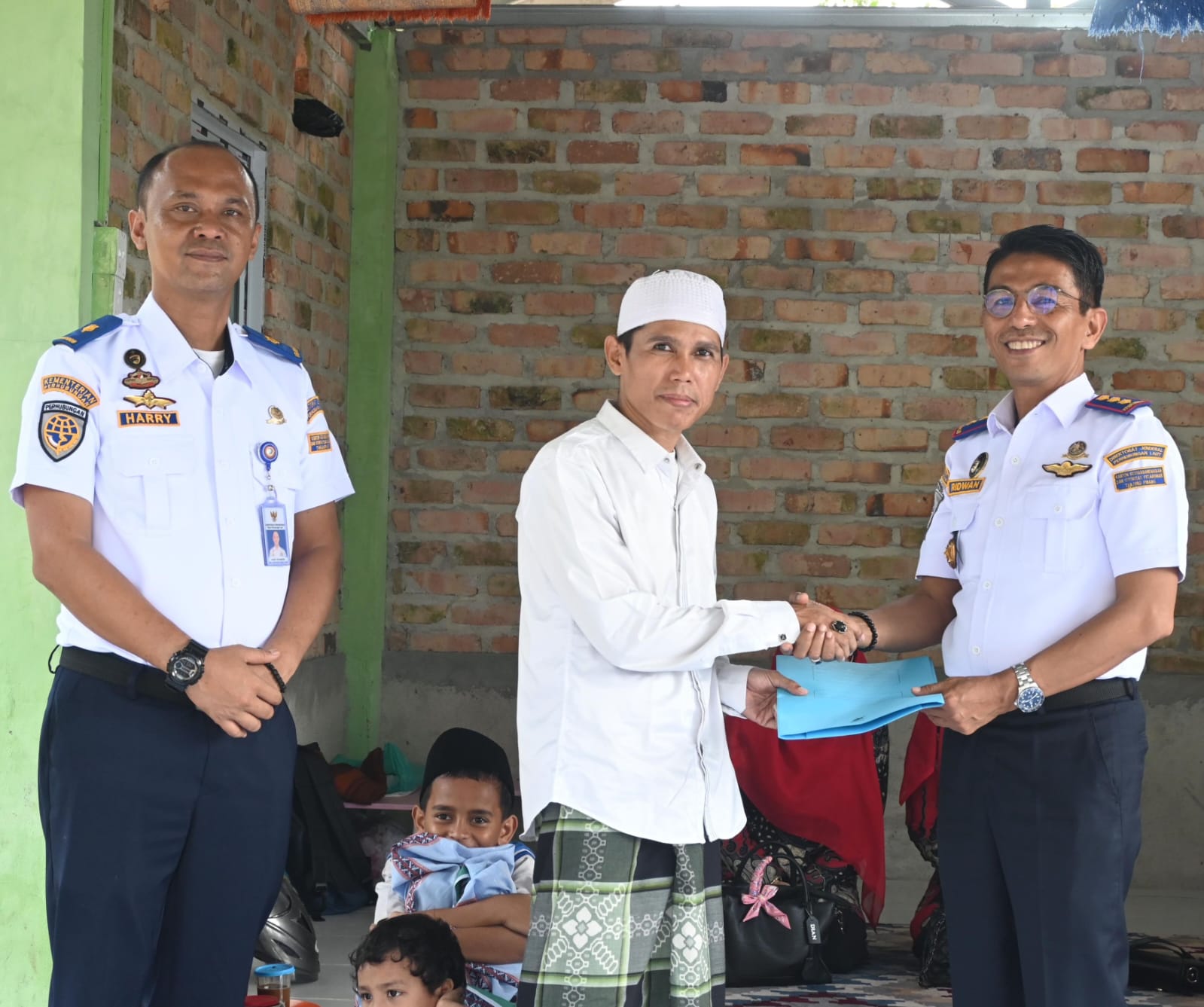 Dalam rangka menyambut Hari Perhubungan Nasional yang ke-53 Tahun 2024, Kantor Kesyahbandaran dan Otoritas Pelabuhan (KSOP) Tanjungpinang dan Dharma Wanita Persatuan (DWP) melaksanakan Kegiatan Bakti Sosial.