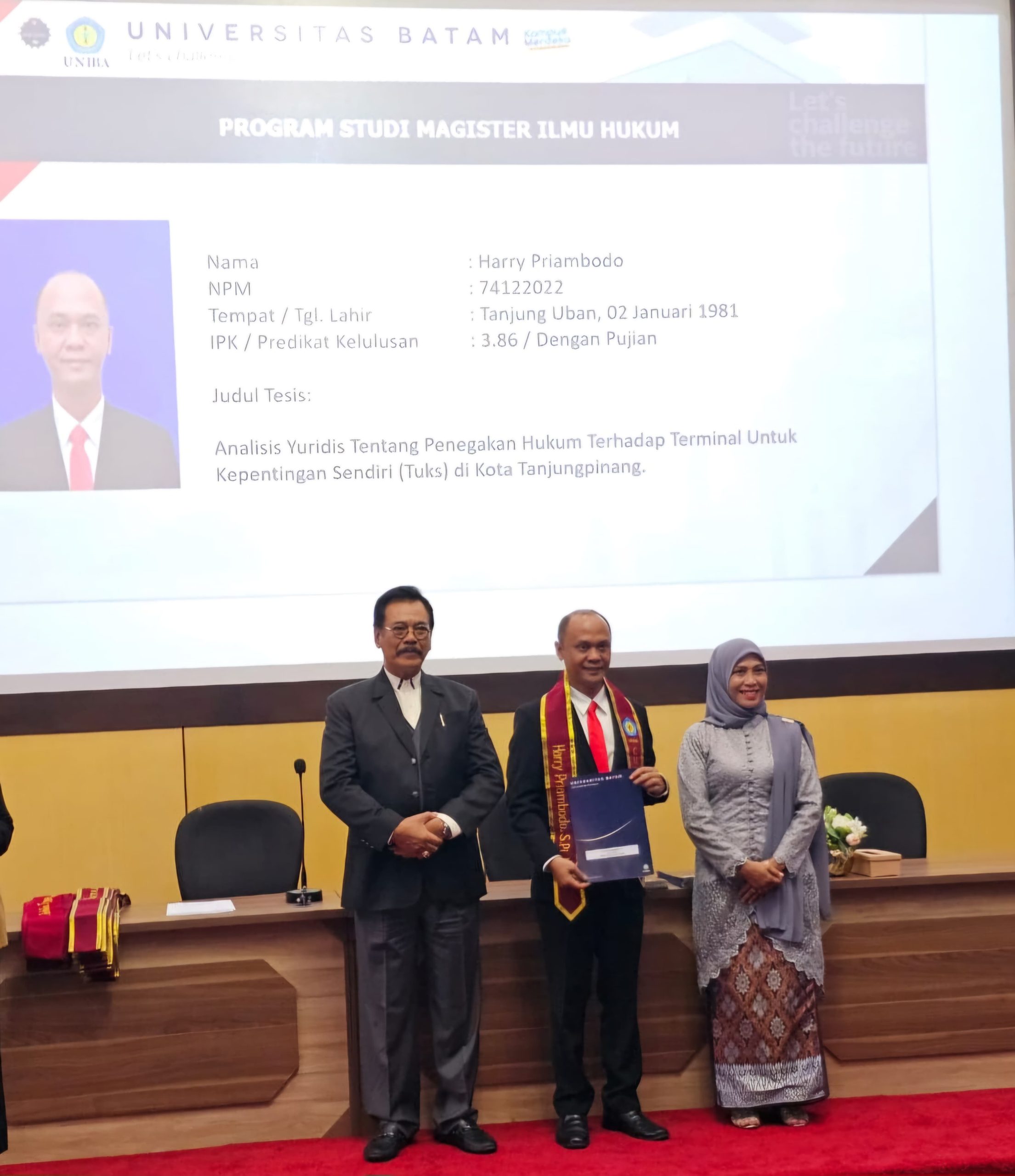 Kepala Sub Bagian Tata Usaha Kantor Kesyahbandaran dan Otoritas Pelabuhan Kelas ll Tanjungpinang, Harry Priambodo, S.Pi., M.H., bersama sang istri, Dela Resmayanti, S.E hingga dengan Ibunda Tercinta, Hj. Juariah bersama-sama Guru Besar Ilmu Hukum Tata Negara Universitas Batam Prof. Dr. H.M Soerya Respationo, S.H., M.H., M.M., Kamis (12/9/24) di Rumengan Hall, Kota Batam, Provinsi Kepulauan Riau (Kepri), (F/Potensi.news).