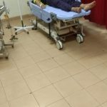 NA (Nama inisial) ibu rumah tangga (IRT) usia 51 tahun masuk Rumah Sakit akibat Kekerasan Fisik Oleh Diduga Oknum TNI AD. Terpantau terbaring di ruang UGD RSUD RAT Tanjungpinang, Kepulauan Riau (Kepri), Sabtu 28/09/2024 (F/Potensi.news).