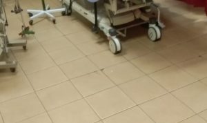 NA (Nama inisial) ibu rumah tangga (IRT) usia 51 tahun masuk Rumah Sakit akibat Kekerasan Fisik Oleh Diduga Oknum TNI AD. Terpantau terbaring di ruang UGD RSUD RAT Tanjungpinang, Kepulauan Riau (Kepri), Sabtu 28/09/2024 (F/Potensi.news).