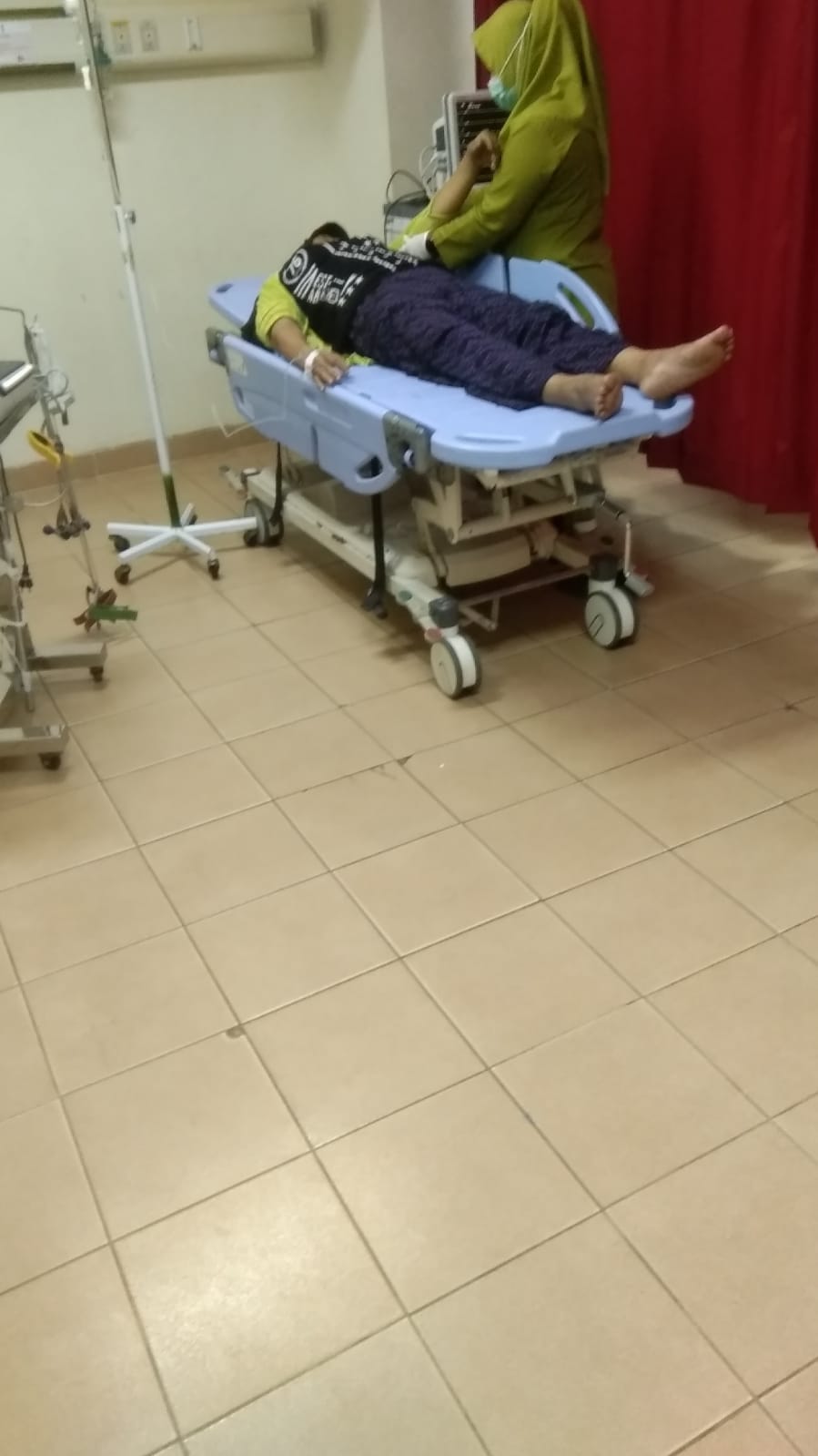 NA (Nama inisial) ibu rumah tangga (IRT) usia 51 tahun masuk Rumah Sakit akibat Kekerasan Fisik Oleh Diduga Oknum TNI AD. Terpantau terbaring di ruang UGD RSUD RAT Tanjungpinang, Kepulauan Riau (Kepri), Sabtu 28/09/2024 (F/Potensi.news).