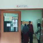 Terpantau di ruang shalat jenazah, Keluarga Andika (39) sedang menunggu jasad korban saat di visum di Rumah Sakit Umum Daerah Raja Ahmad Tabib Provinsi Kepulauan Riau (RSUD RAT Kepri) Jl. W.R. Supratman No.100, Air Raja, Kec. Tanjungpinang Timur, Kota Tanjung Pinang, Kepulauan Riau, (F/Potensi.news).