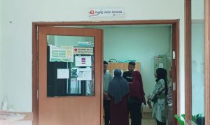 Terpantau di ruang shalat jenazah, Keluarga Andika (39) sedang menunggu jasad korban saat di visum di Rumah Sakit Umum Daerah Raja Ahmad Tabib Provinsi Kepulauan Riau (RSUD RAT Kepri) Jl. W.R. Supratman No.100, Air Raja, Kec. Tanjungpinang Timur, Kota Tanjung Pinang, Kepulauan Riau, (F/Potensi.news).