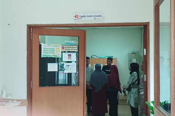 Terpantau di ruang shalat jenazah, Keluarga Andika (39) sedang menunggu jasad korban saat di visum di Rumah Sakit Umum Daerah Raja Ahmad Tabib Provinsi Kepulauan Riau (RSUD RAT Kepri) Jl. W.R. Supratman No.100, Air Raja, Kec. Tanjungpinang Timur, Kota Tanjung Pinang, Kepulauan Riau, (F/Potensi.news).