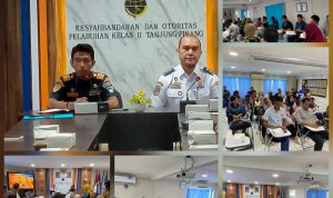Kepala Kantor Kesyahbandaran dan Otoritas Pelabuhan (KSOP) kelas II Tanjungpinang, Ridwan Chaniago, M.Mar.E., dan Kepala Balai Kesehatan Kerja Pelayaran (BKKP) Dr. Anwarudin, S.T, M.T,  yang di wakili oleh dr. Alfian Husin, MARS., saat memaparkan didepan stakeholder pelayaran, operator kapal serta keagenan kapal. Dalam kegiatan sosialisasi Medical Check Up (MCU) Kesehatan Pelaut dan Tenaga Penunjang Keselamatan Pelayaran pada, Kamis (03/10/2024) bertempat di ruang rapat kantor KSOP Tanjungpinang, (F/Potensi.news).