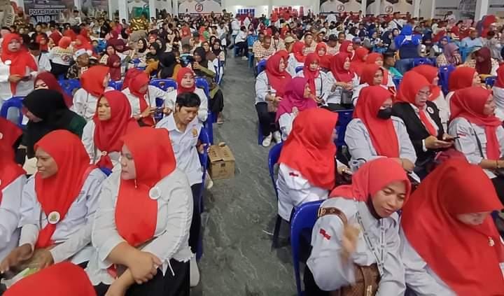 Sejak sore terlihat memutih di halaman Rumah Masyarakat Kota Batam memadati lokasi acara silaturahmi dan kampanye dialogis pasangan calon (paslon) Gubernur dan Wakil Gubernur Kepulauan Riau (Kepri) nomor urut 2, H Muhammad Rudi (HMR, dan Aunur Rafiq (Rudi- Rafiq/ 2R).