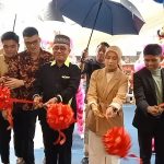 Owner Mr Blitz, Yeza Ekasavitri saat grand opening Mr Blitz buka cabang baru di batu 10 bersama Asisten I Bidang Pemerintahan dan Kesejahteraan Rakyat (Kesra) Kota Tanjungpinang, Tamrin Dahlan meresmikan Mr Blitz di Jalan Arah Tanjung Uban-Tanjungpinang ditandai dengan pengguntingan pita.