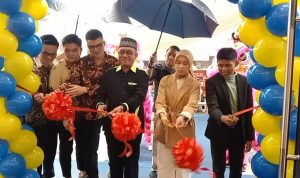 Owner Mr Blitz, Yeza Ekasavitri saat grand opening Mr Blitz buka cabang baru di batu 10 bersama Asisten I Bidang Pemerintahan dan Kesejahteraan Rakyat (Kesra) Kota Tanjungpinang, Tamrin Dahlan meresmikan Mr Blitz di Jalan Arah Tanjung Uban-Tanjungpinang ditandai dengan pengguntingan pita.