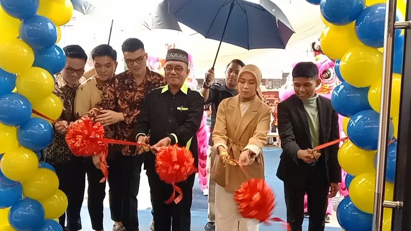 Owner Mr Blitz, Yeza Ekasavitri saat grand opening Mr Blitz buka cabang baru di batu 10 bersama Asisten I Bidang Pemerintahan dan Kesejahteraan Rakyat (Kesra) Kota Tanjungpinang, Tamrin Dahlan meresmikan Mr Blitz di Jalan Arah Tanjung Uban-Tanjungpinang ditandai dengan pengguntingan pita.