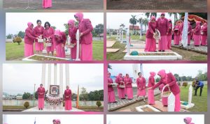 Dalam rangka menyambut Hari Kesatuan Gerak Bhayangkari (HKGB) Ke-72, Bhayangkari Daerah Kepulauan Riau melaksanakan kegiatan ziarah dan tabur bunga di Taman Makam Pahlawan (TMP) Pushara Bakti Bilang Gerbang, Kamis (17/10/2024), Batu Aji, Kota Batam, Provinsi Kepulauan Riau, (f/potensi.news).