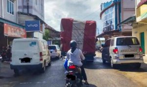 Terlihat kendaraan Over Dimensions Over Load (ODOL) saat mengaspal melintasi jalan Dabo Singkep, Kabupaten Lingga, Provinsi Kepri.
