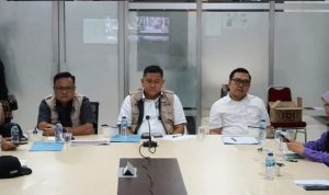 Penjabat (Pj) Wali Kota Lubuk Linggau, H Koimudin mengikuti monitoring pelaksanaan Pilkada Serentak tahun 2024 via zoom meeting di ruang rapat Lt 3 Kantor Wali Kota Lubuk Linggau, Rabu (27/11/2024), (f/ist).