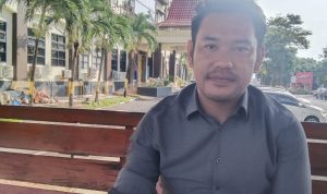 Advokat/Pengacara Ramadhan Sitio, S.H., CPM., selaku Penasehat Hukum (PH) saudara Ignatius Apung Oktaviawan. saat diwawancarai ditaman Mapolda Kepulauan Riau, Kamis (20/02/25), Nongsa, Kota Batam, Provinsi Kepulauan Riau, (F/Potensi.News dan Tim).