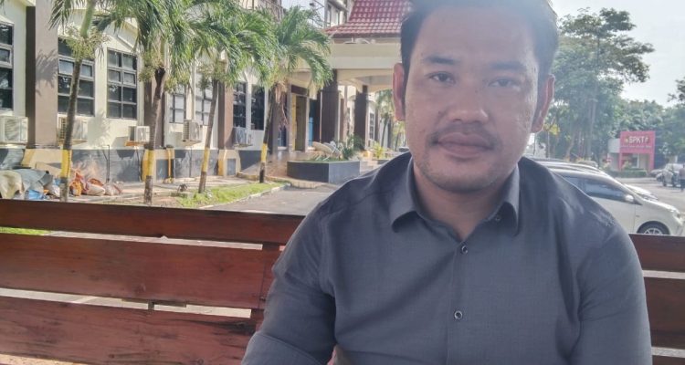 Advokat/Pengacara Ramadhan Sitio, S.H., CPM., selaku Penasehat Hukum (PH) saudara Ignatius Apung Oktaviawan. saat diwawancarai ditaman Mapolda Kepulauan Riau, Kamis (20/02/25), Nongsa, Kota Batam, Provinsi Kepulauan Riau, (F/Potensi.News dan Tim).
