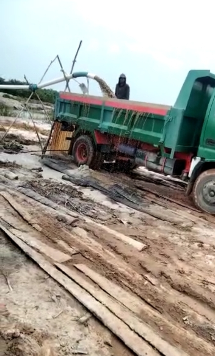 Terlihat aktivitas pekerja penambang pasir ilegal di wilayah Bintan, (F/Potensi.news).