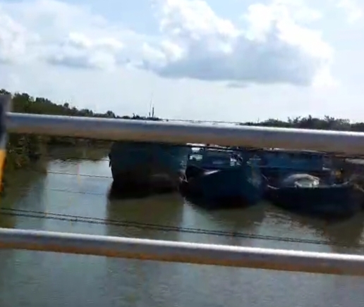 Jepretan foto kapal di pelabuhan kilo meter 16 jalan lintas barat, Terlihat sungai hampir tertutup oleh kapal dan batas hampir tenggelam akibat kurangnya pengawasan, (F/Potensi.news/Tim).