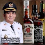 Bupati Bintan, Roby Kurniawan, S.P.W.K., dan sebelahan atau gandeng dengan foto Minuman Beralkohol (Mikol), (f/ist).