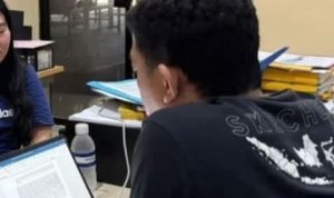 Saudari, DRH owner kafe remang-remang di Bintan Timur diduga jual karyawan perempuannya ke pria hidung belang terlihat sedang menghadap salah satu petugas Satreskrim Polres Bintan, yang saat ini diamankan polisi. (f/ist).