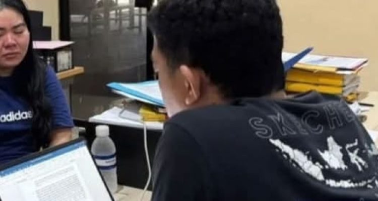 Saudari, DRH owner kafe remang-remang di Bintan Timur diduga jual karyawan perempuannya ke pria hidung belang terlihat sedang menghadap salah satu petugas Satreskrim Polres Bintan, yang saat ini diamankan polisi. (f/ist).