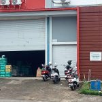 Tulisan “SITAAN KPK” yang menempel di deretan ruko Komplek Metro Industrial Park Tanjungpinang seharusnya menjadi penanda wibawa negara dan supremasi hukum. Namun ironisnya, di lapangan label itu tampak tak lebih dari stiker mati—diam, lusuh, dan tak bertaji, (F/Potensi.News/Tim).