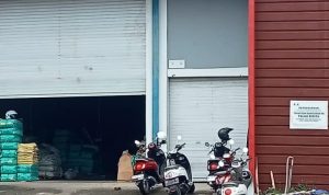 Tulisan “SITAAN KPK” yang menempel di deretan ruko Komplek Metro Industrial Park Tanjungpinang seharusnya menjadi penanda wibawa negara dan supremasi hukum. Namun ironisnya, di lapangan label itu tampak tak lebih dari stiker mati—diam, lusuh, dan tak bertaji, (F/Potensi.News/Tim).