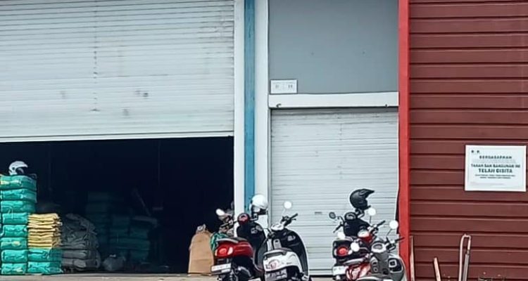 Tulisan “SITAAN KPK” yang menempel di deretan ruko Komplek Metro Industrial Park Tanjungpinang seharusnya menjadi penanda wibawa negara dan supremasi hukum. Namun ironisnya, di lapangan label itu tampak tak lebih dari stiker mati—diam, lusuh, dan tak bertaji, (F/Potensi.News/Tim).