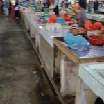 Aktivitas pedagang daging ayam segar di Pasar Bincen saat harga dan pasokan menjadi sorotan publik. (F/Potensi.News)