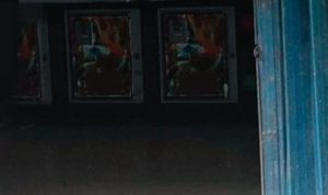 Mesin-mesin permainan elektronik berjajar di dalam ruangan berpintu besi biru yang terbuka di kawasan Windsor Square, Nagoya, Kota Batam. Aktivitas di lokasi ini diduga sebagai praktik permainan berhadiah ilegal yang beroperasi terang-terangan, tanpa izin dan tanpa pengawasan, menantang kewibawaan hukum serta memantik keresahan warga sekitar, (F/Potensi.News/Tim).