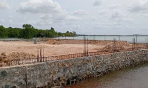 Aktivitas reklamasi di kawasan pesisir tampak berlangsung dengan pembangunan tanggul batu dan rangka besi beton, berbatasan langsung dengan perairan dan area mangrove. Proyek ini menuai sorotan karena berpotensi berdampak pada ekosistem pesisir serta tata kelola lingkungan setempat. Berlokasi di Pantai Suntuk, Kelurahan Tanjung Ayun Sakti, Kecamatan Bukit Bestari, Kota Tanjungpinang (F/Potensi.News/Tim).