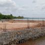 Aktivitas reklamasi di kawasan pesisir tampak berlangsung dengan pembangunan tanggul batu dan rangka besi beton, berbatasan langsung dengan perairan dan area mangrove. Proyek ini menuai sorotan karena berpotensi berdampak pada ekosistem pesisir serta tata kelola lingkungan setempat. Berlokasi di Pantai Suntuk, Kelurahan Tanjung Ayun Sakti, Kecamatan Bukit Bestari, Kota Tanjungpinang (F/Potensi.News/Tim).