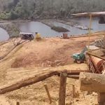 Aktivitas penambangan bauksit terus berjalan di Marok Tua. Mesin dan jalur pipa mengalirkan material dari lubang-lubang galian yang menganga, sementara kolam-kolam keruh menutup bentang alam yang kehilangan tutupan hijau. Eksploitasi berlangsung di atas lahan yang tampak dibiarkan rusak (F/Potensi.news/Tim).