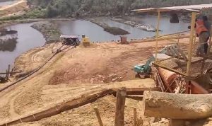 Aktivitas penambangan bauksit terus berjalan di Marok Tua. Mesin dan jalur pipa mengalirkan material dari lubang-lubang galian yang menganga, sementara kolam-kolam keruh menutup bentang alam yang kehilangan tutupan hijau. Eksploitasi berlangsung di atas lahan yang tampak dibiarkan rusak (F/Potensi.news/Tim).