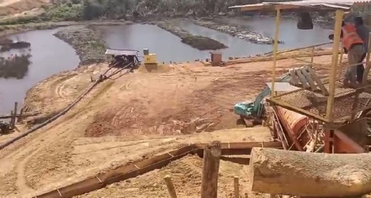 Aktivitas penambangan bauksit terus berjalan di Marok Tua. Mesin dan jalur pipa mengalirkan material dari lubang-lubang galian yang menganga, sementara kolam-kolam keruh menutup bentang alam yang kehilangan tutupan hijau. Eksploitasi berlangsung di atas lahan yang tampak dibiarkan rusak (F/Potensi.news/Tim).