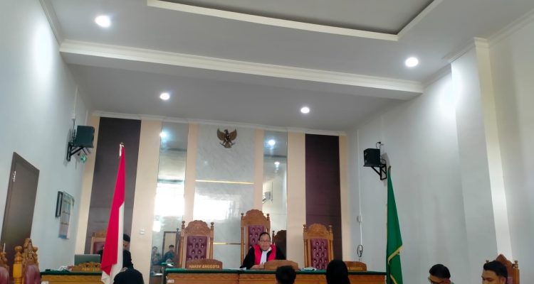 Majelis hakim tunggal Dr. Sayed Fauzan, S.H., M.H., memimpin sidang lanjutan praperadilan di Pengadilan Negeri Tanjungpinang, Senin (23/2/2026). Pemohon menghadirkan saksi untuk menguji keabsahan penetapan tersangka oleh penyidik dalam perkara yang disengketakan. (F/potensi.news/Tim)