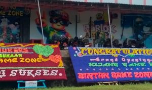 Terlihat papan bunga berisi ucapan selamat dan sukses atas pembukaan Kijang Game Zone di Jalan Sei Datuk, Kijang Kota, Kecamatan Bintan Timur, Kabupaten Bintan, Minggu (19/04/2026). (Foto: Potensi.news/Tim)