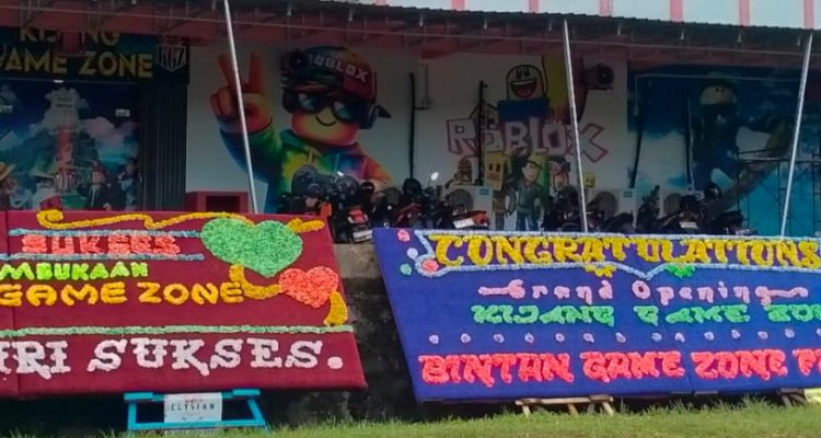 Terlihat papan bunga berisi ucapan selamat dan sukses atas pembukaan Kijang Game Zone di Jalan Sei Datuk, Kijang Kota, Kecamatan Bintan Timur, Kabupaten Bintan, Minggu (19/04/2026). (Foto: Potensi.news/Tim)