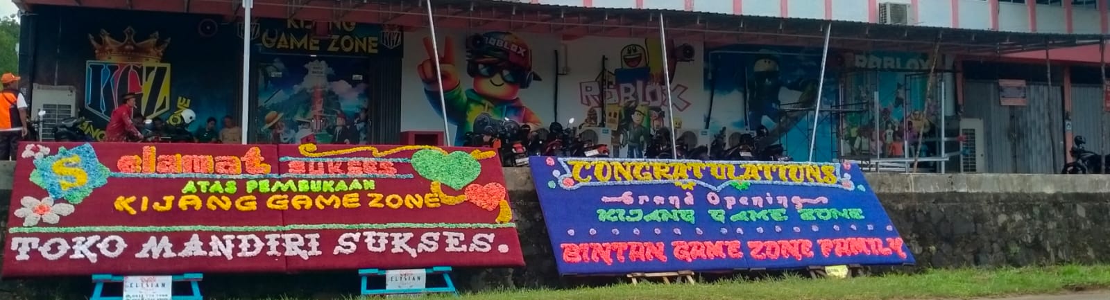 Terlihat papan bunga berisi ucapan selamat dan sukses atas pembukaan Kijang Game Zone di Jalan Sei Datuk, Kijang Kota, Kecamatan Bintan Timur, Kabupaten Bintan, Minggu (19/04/2026). (Foto: Potensi.news/Tim)