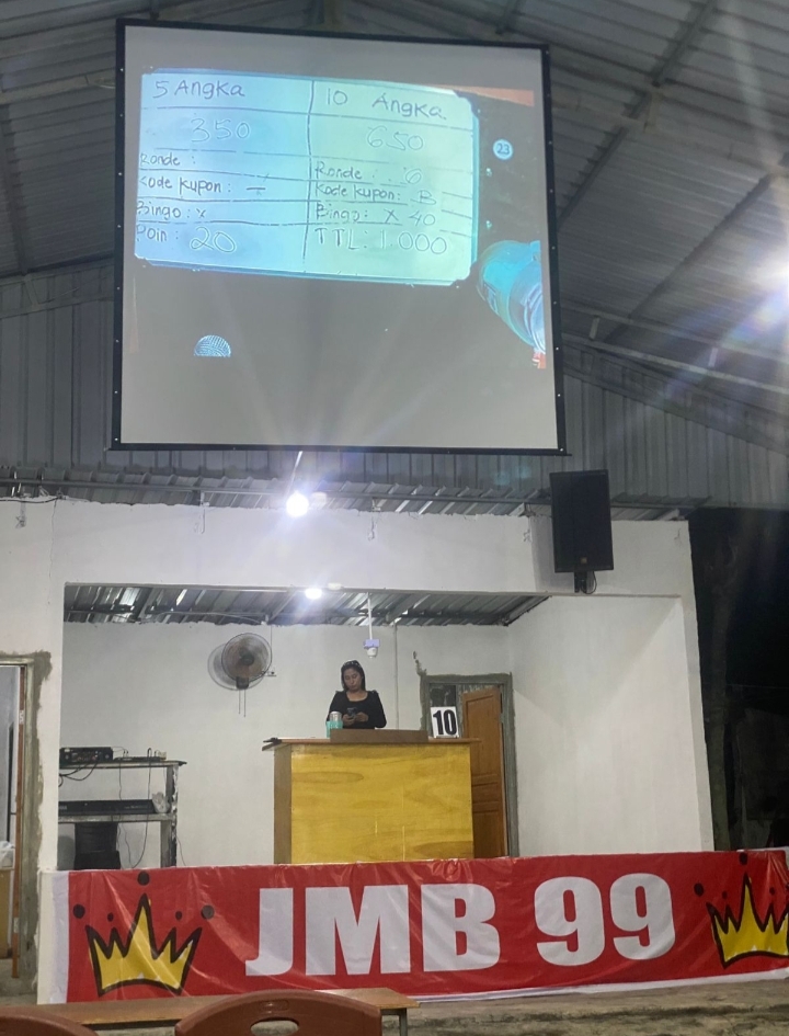 Dugaan praktik perjudian lotto Kim JMB 99 disebut berlangsung di sebuah pujasera yang berada persis di samping Kolam Renang Dendang Ria, Jalan Ir. Sutami No.12, Kelurahan Tanjung Pinang Timur, Kecamatan Bukit Bestari, Kota Tanjungpinang. Aktivitas tersebut terpantau langsung di lokasi pada Sabtu (16/05/26) lalu. (F/Potensi.news dan tim)