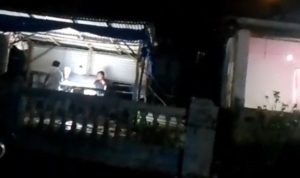 Terlihat aktivitas dugaan praktik perjudian cingkoko alias dadu goncang di kawasan lokalisasi Jalan Air Batu Kilometer 15 atau Batu 15, tepatnya di wilayah yang dikenal sebagai jalan air batu atau lembah harapan, Kelurahan Air Raja, Kecamatan Tanjungpinang Timur, kembali menuai sorotan tajam masyarakat. Warga menilai aktivitas yang disebut berlangsung secara terang-terangan tersebut seolah luput dari pengawasan aparat penegak hukum dan dikhawatirkan dapat memicu keresahan sosial di lingkungan sekitar (F/Potensi.News/Tim).