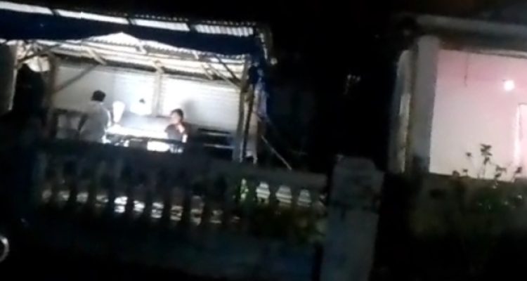 Terlihat aktivitas dugaan praktik perjudian cingkoko alias dadu goncang di kawasan lokalisasi Jalan Air Batu Kilometer 15 atau Batu 15, tepatnya di wilayah yang dikenal sebagai jalan air batu atau lembah harapan, Kelurahan Air Raja, Kecamatan Tanjungpinang Timur, kembali menuai sorotan tajam masyarakat. Warga menilai aktivitas yang disebut berlangsung secara terang-terangan tersebut seolah luput dari pengawasan aparat penegak hukum dan dikhawatirkan dapat memicu keresahan sosial di lingkungan sekitar (F/Potensi.News/Tim).
