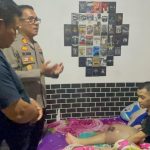 Setetes kepedulian, sejuta harapan. Polsek Bintan Utara menunjukkan kepedulian kepada sesama dengan menyerahkan bantuan dan santunan kepada Iswandi, warga Desa Berakit yang tengah berjuang melawan penyakit kanker tulang. Kunjungan yang dipimpin Kapolsek Bintan Utara, AKP Jul Ilham, S.H., M.H., bersama Kasihumas Polres Bintan AKP Hotma P. Bako pada Jumat (29/5/2026) tersebut tidak hanya membawa paket sembako dan santunan tali asih, tetapi juga memberikan dukungan moril serta semangat kepada Iswandi dan keluarganya agar tetap kuat menghadapi ujian yang sedang dijalani (F/Potensi.News).