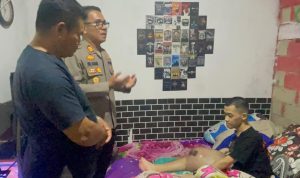 Setetes kepedulian, sejuta harapan. Polsek Bintan Utara menunjukkan kepedulian kepada sesama dengan menyerahkan bantuan dan santunan kepada Iswandi, warga Desa Berakit yang tengah berjuang melawan penyakit kanker tulang. Kunjungan yang dipimpin Kapolsek Bintan Utara, AKP Jul Ilham, S.H., M.H., bersama Kasihumas Polres Bintan AKP Hotma P. Bako pada Jumat (29/5/2026) tersebut tidak hanya membawa paket sembako dan santunan tali asih, tetapi juga memberikan dukungan moril serta semangat kepada Iswandi dan keluarganya agar tetap kuat menghadapi ujian yang sedang dijalani (F/Potensi.News).