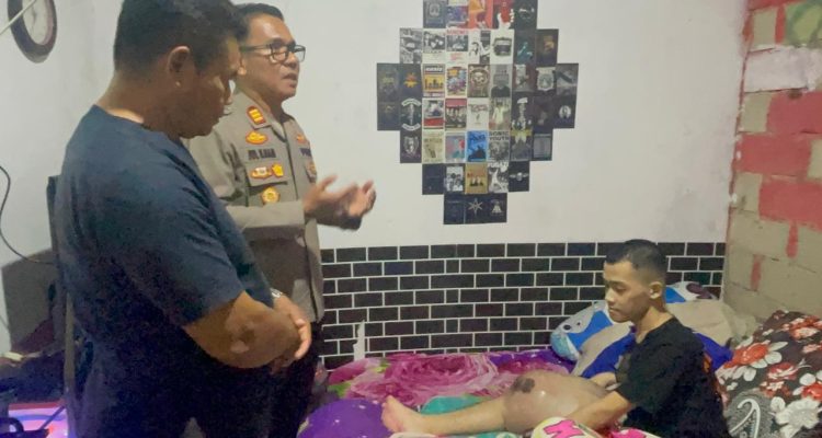 Setetes kepedulian, sejuta harapan. Polsek Bintan Utara menunjukkan kepedulian kepada sesama dengan menyerahkan bantuan dan santunan kepada Iswandi, warga Desa Berakit yang tengah berjuang melawan penyakit kanker tulang. Kunjungan yang dipimpin Kapolsek Bintan Utara, AKP Jul Ilham, S.H., M.H., bersama Kasihumas Polres Bintan AKP Hotma P. Bako pada Jumat (29/5/2026) tersebut tidak hanya membawa paket sembako dan santunan tali asih, tetapi juga memberikan dukungan moril serta semangat kepada Iswandi dan keluarganya agar tetap kuat menghadapi ujian yang sedang dijalani (F/Potensi.News).