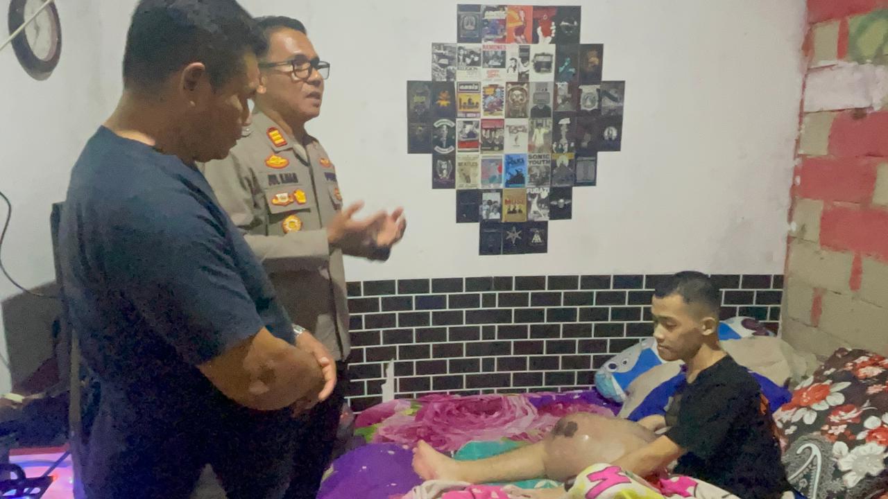 Setetes kepedulian, sejuta harapan. Polsek Bintan Utara menunjukkan kepedulian kepada sesama dengan menyerahkan bantuan dan santunan kepada Iswandi, warga Desa Berakit yang tengah berjuang melawan penyakit kanker tulang. Kunjungan yang dipimpin Kapolsek Bintan Utara, AKP Jul Ilham, S.H., M.H., bersama Kasihumas Polres Bintan AKP Hotma P. Bako pada Jumat (29/5/2026) tersebut tidak hanya membawa paket sembako dan santunan tali asih, tetapi juga memberikan dukungan moril serta semangat kepada Iswandi dan keluarganya agar tetap kuat menghadapi ujian yang sedang dijalani (F/Potensi.News).