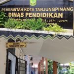 Kantor Dinas Pendidikan Kota Tanjungpinang di Jalan Soekarno Hatta No. 1, Kelurahan Kamboja, Kecamatan Tanjungpinang Barat, menjadi tujuan konfirmasi awak media terkait polemik status pendidikan dan ijazah seorang siswa. Saat mendatangi kantor tersebut pada Jumat (05/06/2026), tim media bertemu dengan salah seorang pegawai di ruang Bidang Pembinaan SMP untuk meminta penjelasan mengenai persoalan yang kini menjadi sorotan publik. (F/Potensi.News/Tim).