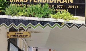 Kantor Dinas Pendidikan Kota Tanjungpinang di Jalan Soekarno Hatta No. 1, Kelurahan Kamboja, Kecamatan Tanjungpinang Barat, menjadi tujuan konfirmasi awak media terkait polemik status pendidikan dan ijazah seorang siswa. Saat mendatangi kantor tersebut pada Jumat (05/06/2026), tim media bertemu dengan salah seorang pegawai di ruang Bidang Pembinaan SMP untuk meminta penjelasan mengenai persoalan yang kini menjadi sorotan publik. (F/Potensi.News/Tim).