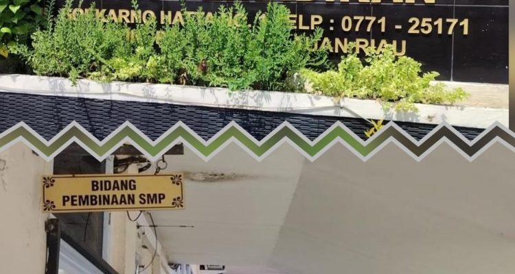 Kantor Dinas Pendidikan Kota Tanjungpinang di Jalan Soekarno Hatta No. 1, Kelurahan Kamboja, Kecamatan Tanjungpinang Barat, menjadi tujuan konfirmasi awak media terkait polemik status pendidikan dan ijazah seorang siswa. Saat mendatangi kantor tersebut pada Jumat (05/06/2026), tim media bertemu dengan salah seorang pegawai di ruang Bidang Pembinaan SMP untuk meminta penjelasan mengenai persoalan yang kini menjadi sorotan publik. (F/Potensi.News/Tim).